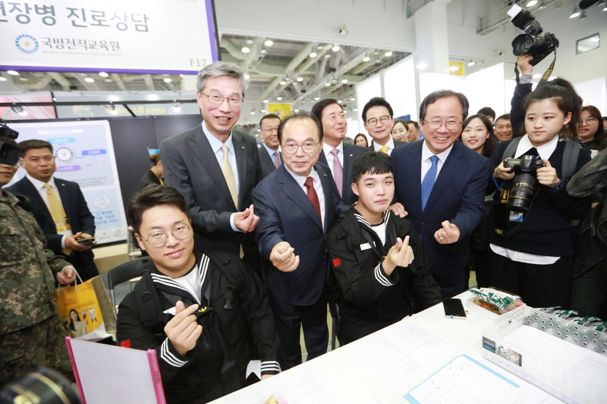 ▲허인 KB국민은행장(가운데 왼쪽)과 오거돈 부산시장(오른쪽)이 17일 부산 벡스코에서 열린 '2019 KB굿잡 부산 잡 페스티벌' 내 국방전직교육원에서 취업을 준비하는 장병들과 기념촬영을 하고 있다. (사진제공=KB국민은행)