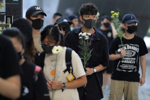 ▲홍콩에서 17일(현지시간) 반정부 시위대가 꽃을 들고 시위하고 있다. 홍콩/로이터연합뉴스
