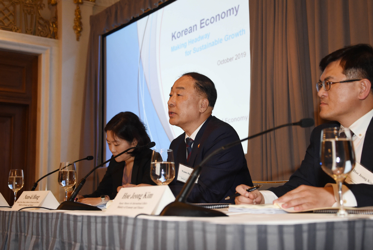 ▲홍남기(가운데) 경제부총리 겸 기획재정부 장관이 16일 미국 뉴욕 세인트 레지스호텔에서 열린 ‘한국 경제 투자 설명회’에서 참석자들의 질문에 답하고 있다. 연합뉴스