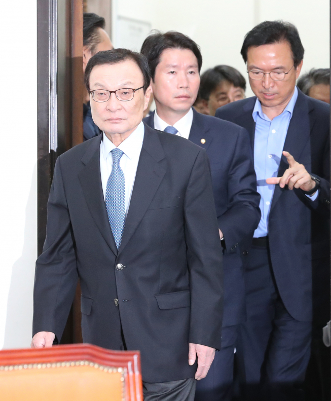 ▲더불어민주당 이해찬 대표(왼쪽)와 이인영 원내대표가 18일 오전 국회에서 열린 최고위원회의에 참석하고 있다. (연합뉴스)