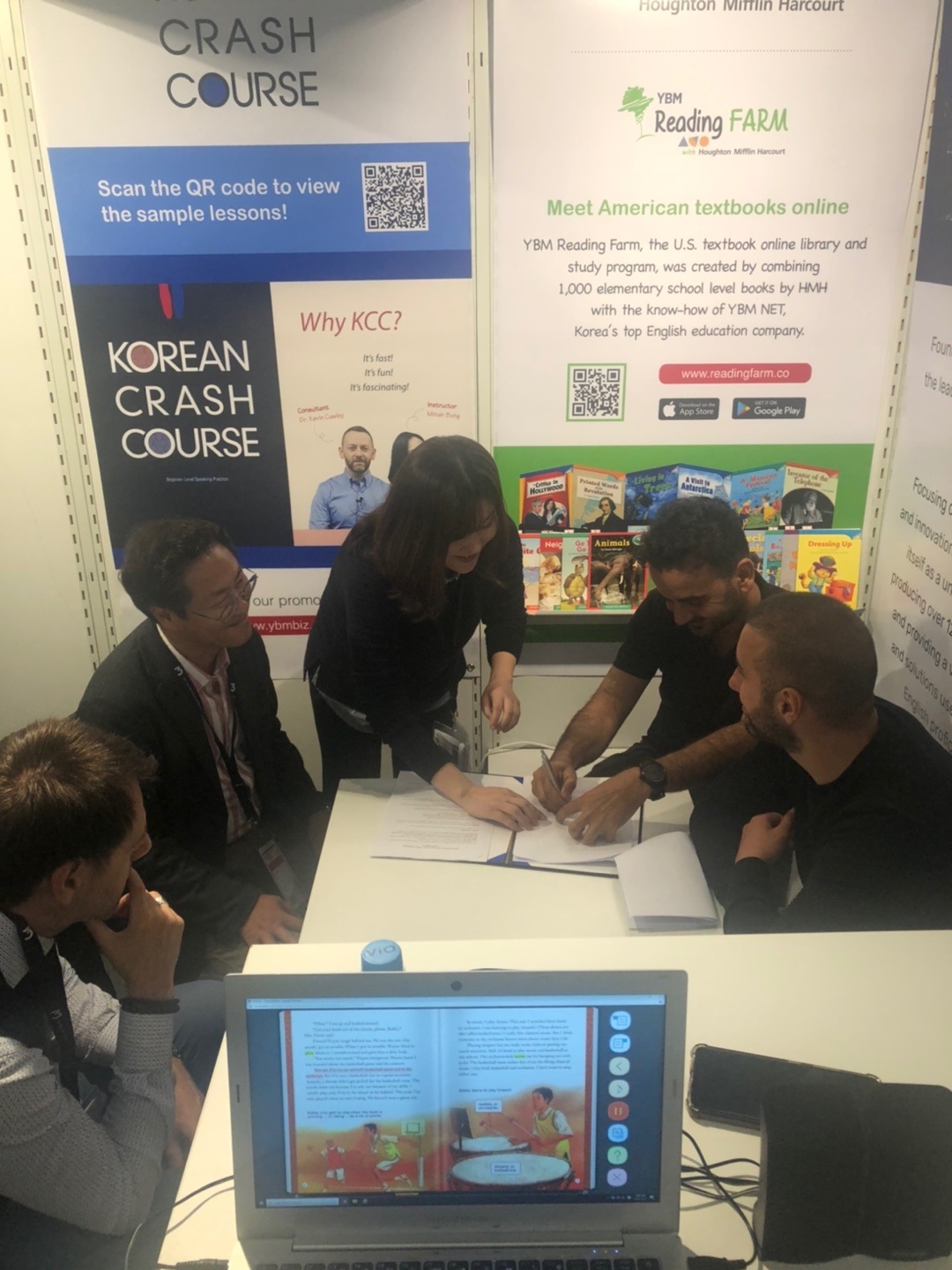 ▲지난 16일에 개막한 ‘프랑크푸르트 도서전(Frankfurt Book Fair)’ 현장에서 YBM넷과 ENA Education을 대표하는 관계자들이 업무협약서에 서명을 하고 있다. (사진제공=YBM넷)