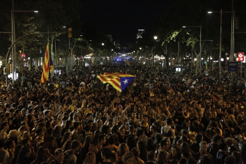 ▲스페인 카탈루냐 주민들이 17일(현지시간) 스페인 대법원 판결에 항의하기 위해 거리로 쏟아져 나왔다. 바르셀로나/AP연합뉴스  
