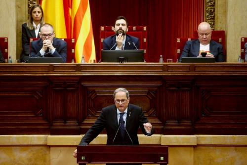▲킴 토라 카탈루냐 자치정부 수반이 17일(현지시간) 자치의회에서 연설하고 있다. 바르셀로나/EPA연합뉴스 
