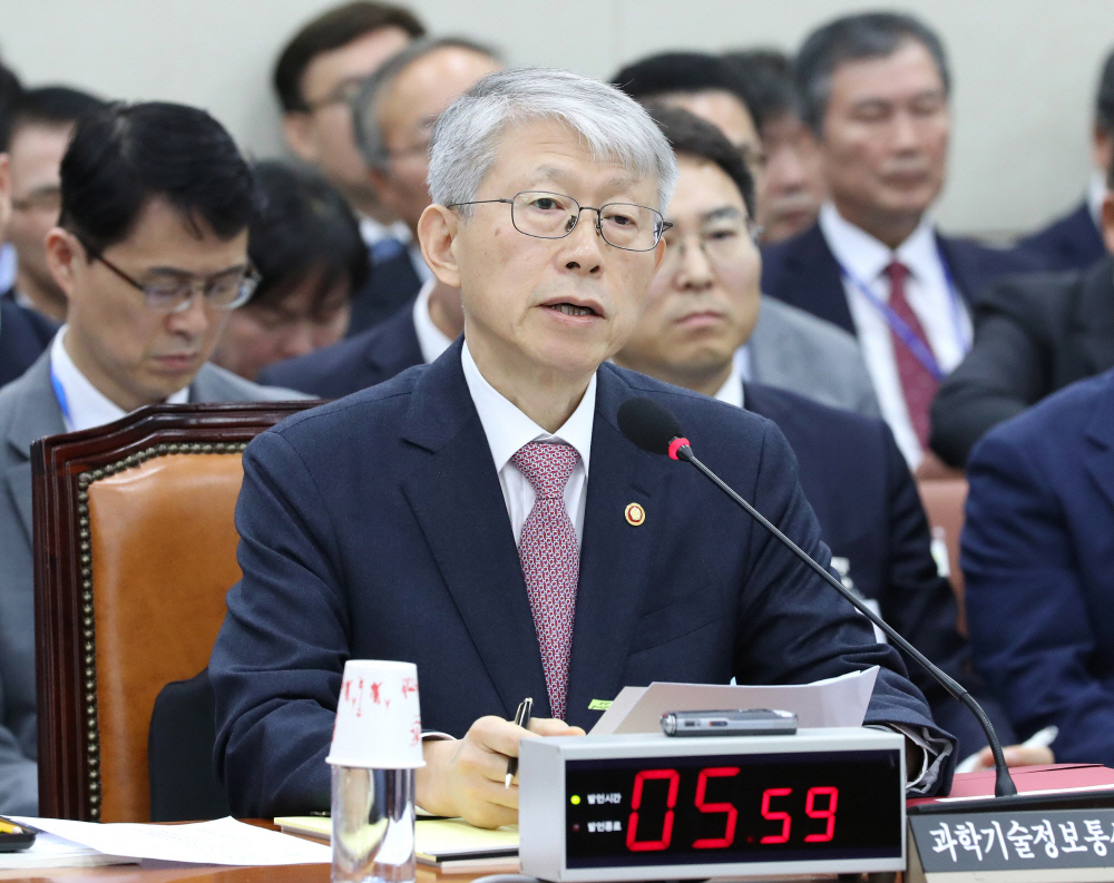 ▲최기영 장관이 18일 국회에서 열린 과학기술정보방송통신위원회 과학기술정보통신부 국정감사에서 답변하고 있다. (연합뉴스)