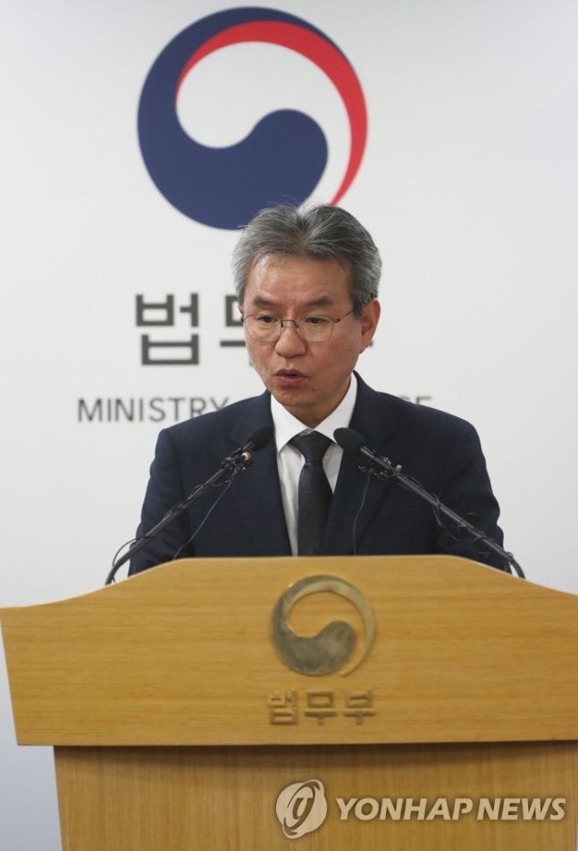 ▲김남준 법무·검찰개혁위원회 위원장이 18일 오후 정부과천청사에서 열린 회의를 마치고 브리핑을 하고 있다. (연합뉴스)