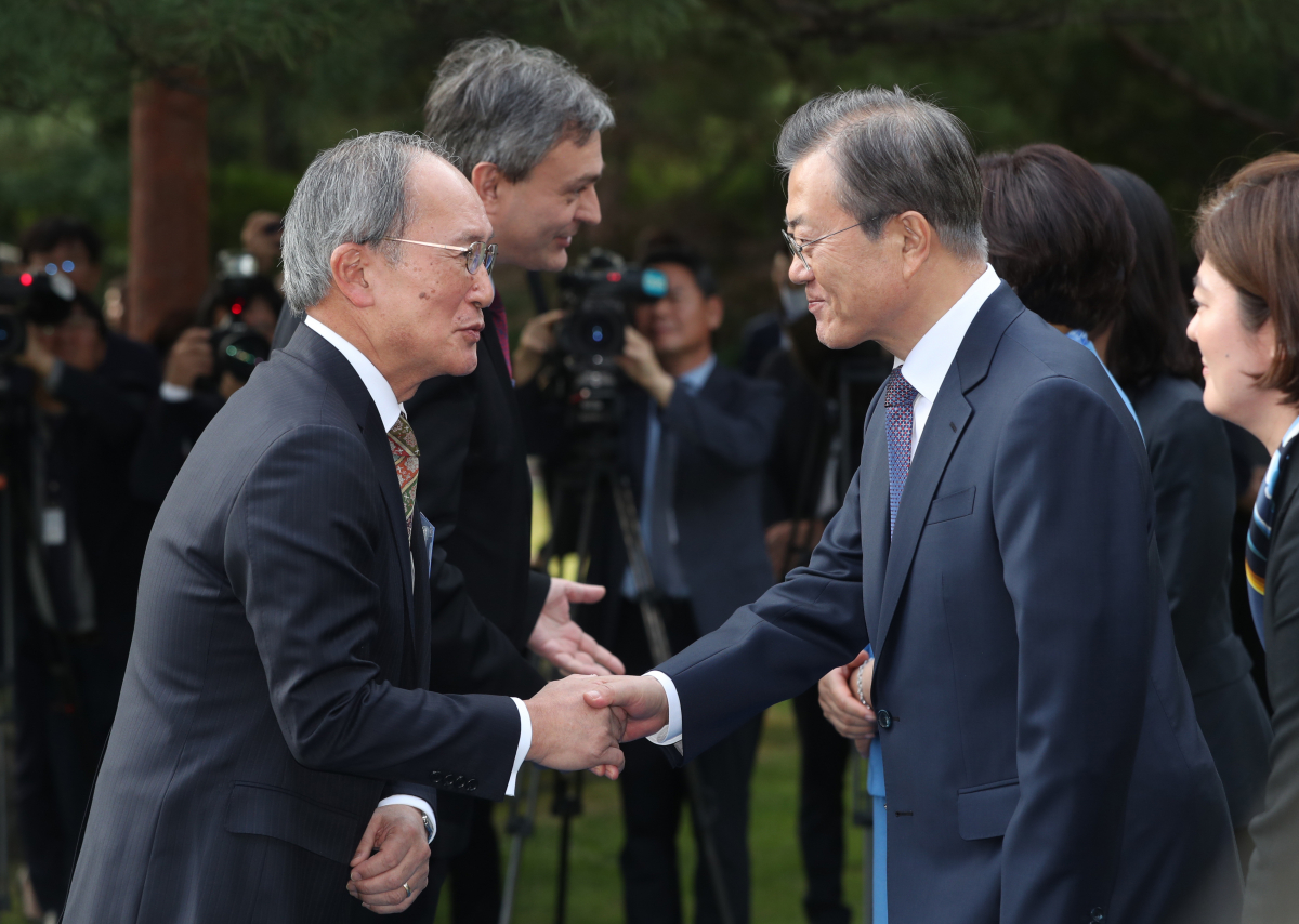 ▲문재인 대통령이 18일 오후 청와대 녹지원에서 열린 주한외교단 초청 리셉션에서 나가미네 야스마사 주한일본대사(왼쪽)와 인사하고 있다. (연합뉴스)