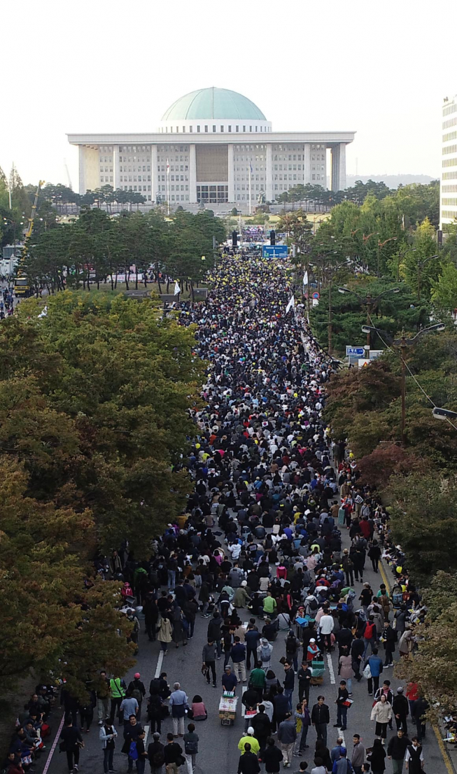 ▲검찰개혁 촉구 촛불문화제 열리는 국회 앞. (연합뉴스)