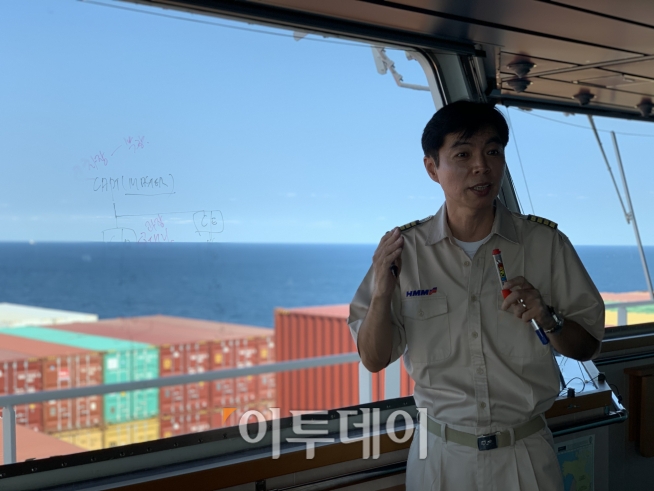 ▲배의 전반적인 안전 및 운항 전략에 대해 상세하게 설명하고 있는 김종대 ‘HMM블레싱호’ 선장이 운항 전 반드시 체크해야하는 감항성에 대해 강조하고 있다. 하유미 기자 jscs508@