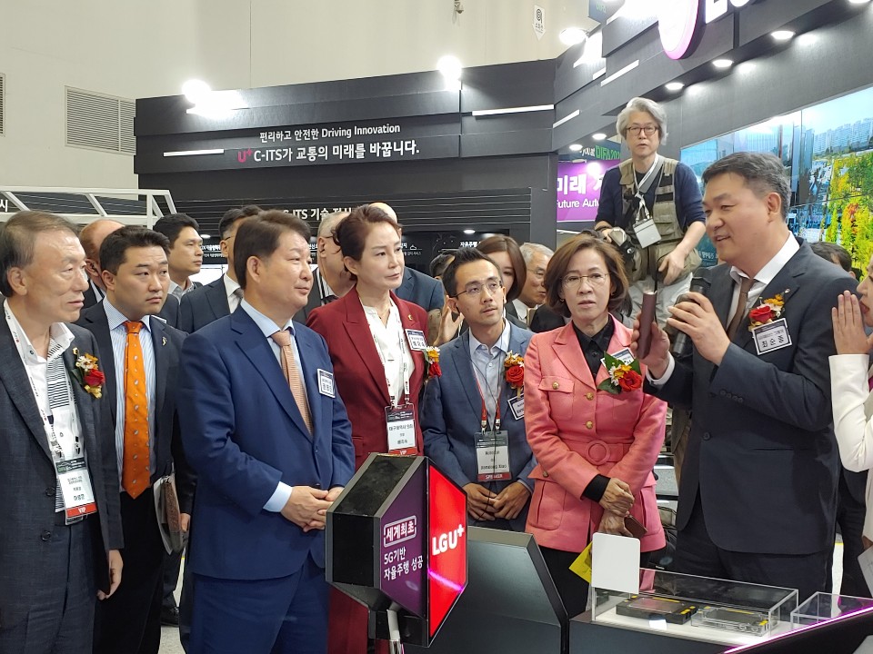 ▲LG유플러스는 지난 17일부터 20일까지 대구 엑스코(EXCO)에서 열린 '대구 국제 미래자동차 엑스포(DIFA) 2019'에서 자사의 C-ITS(차세대 지능형 교통 체계) 기술이 ‘혁신상(Innovation Award)’을 수상했다고 20일 밝혔다.최순종 LG유플러스 기업기반사업그룹장(오른쪽에서 첫 번째)이 LG유플러스 부스에 방문한 권영진 대구시장(오른쪽서 다섯 번째), 배지숙 대구시의회 의장(오른쪽서 네번째) 등 주요 인사들에게 ‘U+ C-ITS’ 기술을 설명하고 있다. (사진제공=LG유플러스)