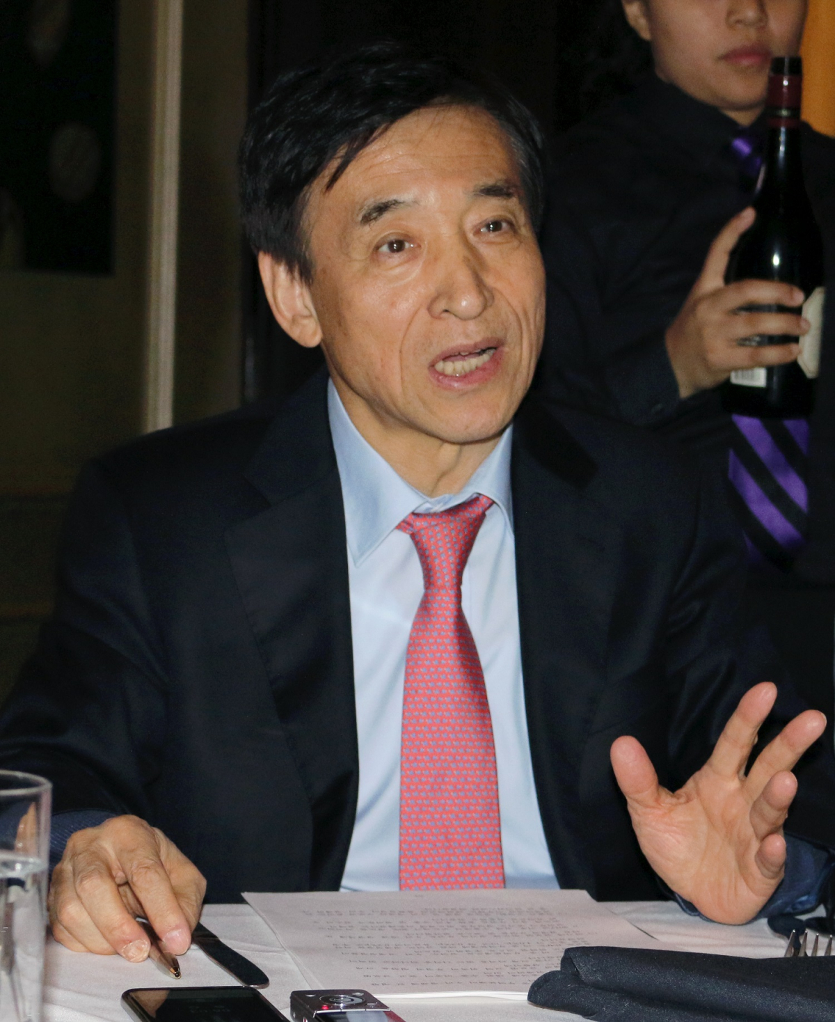 ▲주요 20개국(G20) 재무장관·중앙은행총재 회의 참석차 미국 워싱턴DC를 방문한 이주열 한국은행 총재가 18일(현지시간) 동행기자단과 간담회에서 질문에 답하고 있다. (사진제공=한국은행)