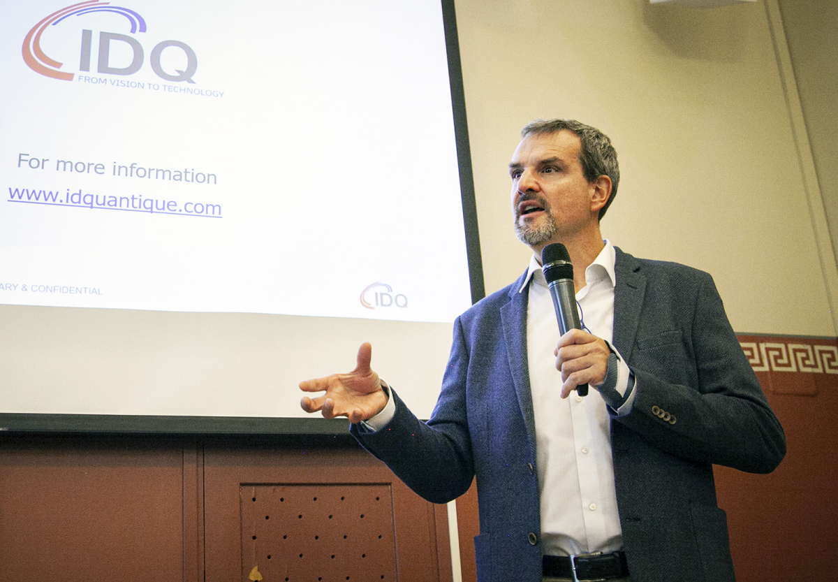 ▲그레고아 리보디(Gregoire Ribordy) IDQ CEO가 17일(핀란드 현지기준) 핀란드 헬싱키 파시토르니(Paasitorni) 회관에서 유럽, 미국 양자암호통신 사업 수주 성과에 대해 발표하고 있다. (사진 = SK텔레콤 제공)