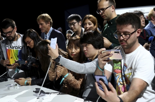 ▲독일 뮌헨에서 9월 19일(현지시간) 화웨이가 신제품 공개 행사를 연 가운데 방문객들이 새 스마트폰으로 사진을 찍어보가 있다. 뮌헨/AP뉴시스
