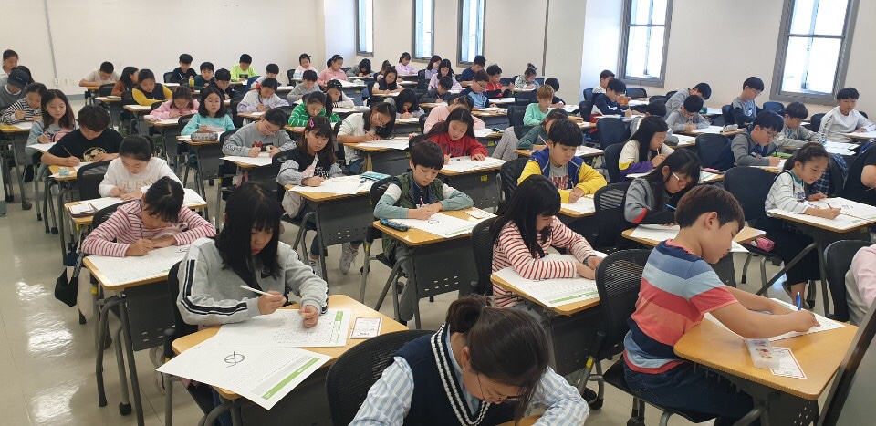 ▲지난 19일 연세대학교 송도캠퍼스에서 진행된 ‘2019 솔루니 논술대회’에 참가한 학생들이 논술 시험을 치르고 있다. (사진제공=대교)