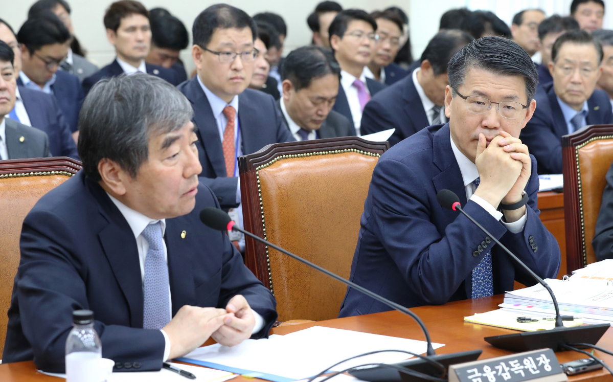 ▲답변하는 윤석헌 금융감독원장과 생각에 잠긴 은성수 금융위원장. (사진=연합뉴스)