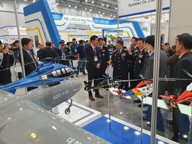 ▲민갑룡 경찰청장이 KAI 부스에서 경찰헬기 설명을 듣고 있다. (사진제공=KAI)