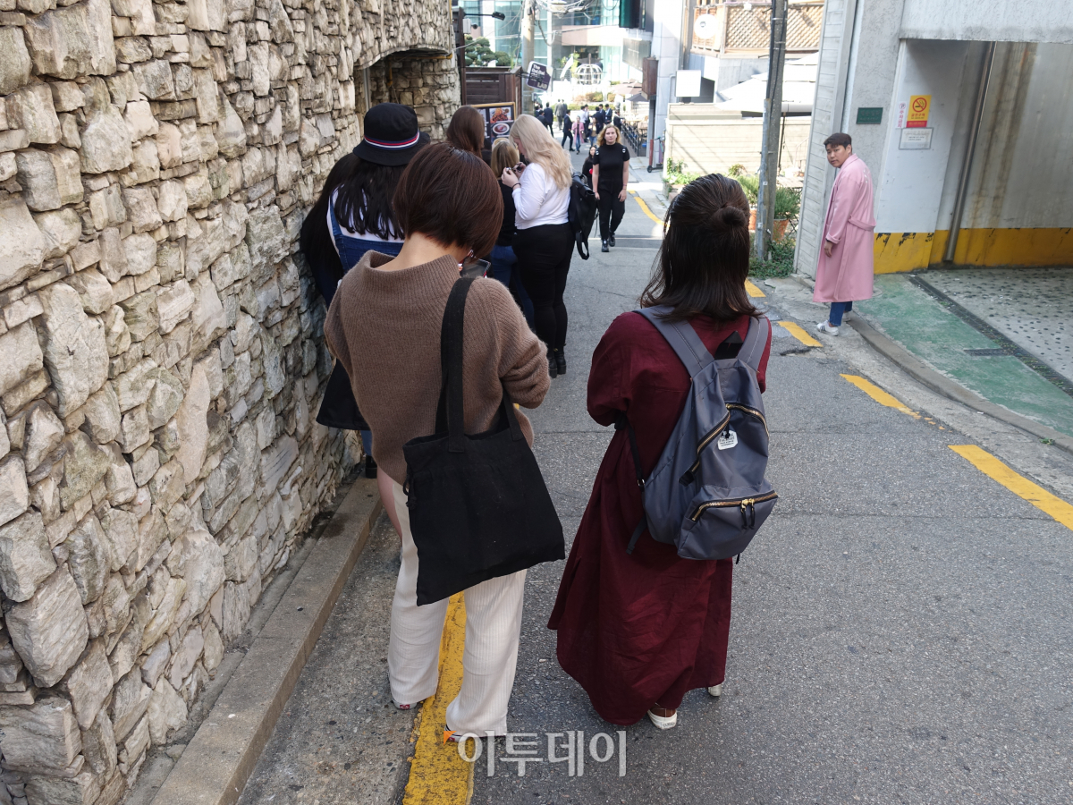 ▲입구까지 2시간 반에서 4시간까지 걸렸다는 주말과 달리 평일인 21일에는 비교적 한산했다. 이날 오후 1시께 도착한 기자는 30분 만에 '방탄소년단 팝업스토어' 입구에 도달할 수 있었다. (이재영 기자 ljy0403@)