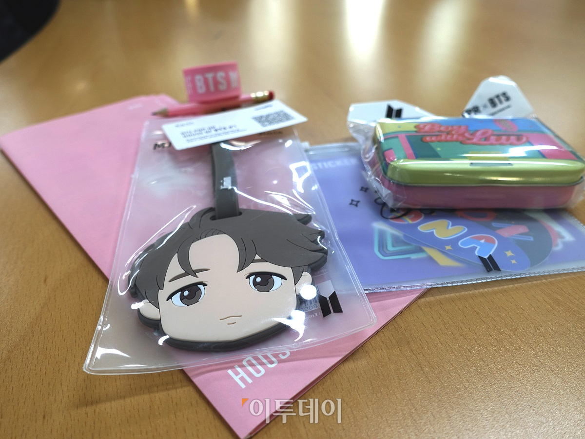 ▲1시간 반가량의 쇼핑 끝에 구매한 굿즈 중 일부. 다소 비싼 가격은 약간의 부담으로 남았다. (이재영 기자 ljy0403@)