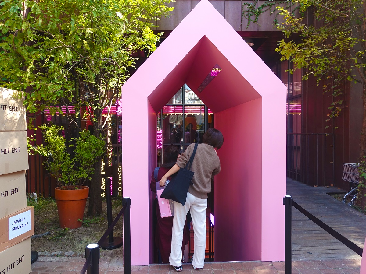 ▲이곳에 방문해 가장 눈에 띈 것은 핑크색. BTS 팝업스토어 건물 배경도, 스태프의 옷 색깔도, 건물 내부에도 핑크색으로 가득찼다. (이재영 기자 ljy0403@)