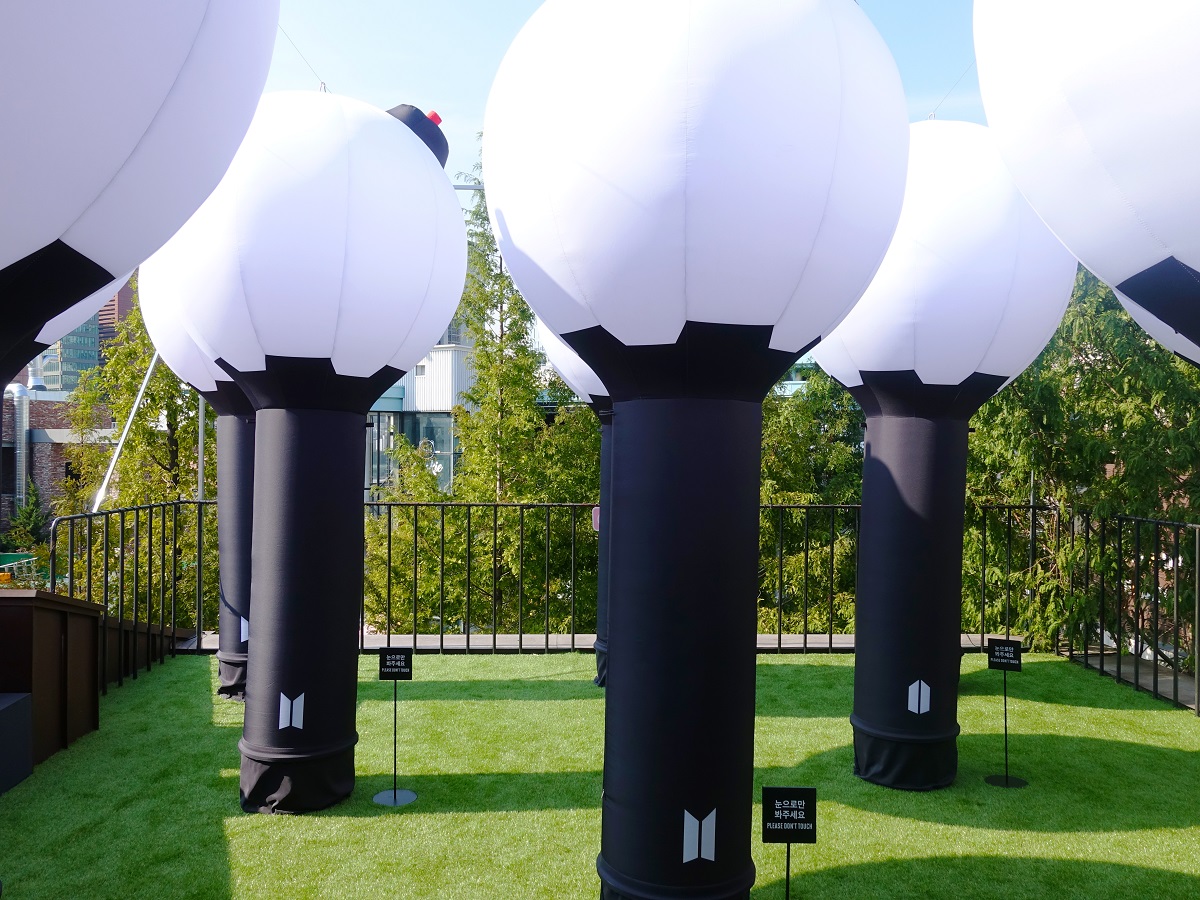 ▲3층 체험형 쇼룸에는 아미밤을 대형화한 상징물이 가득 채우고 있었다. (이재영 기자 ljy0403@)