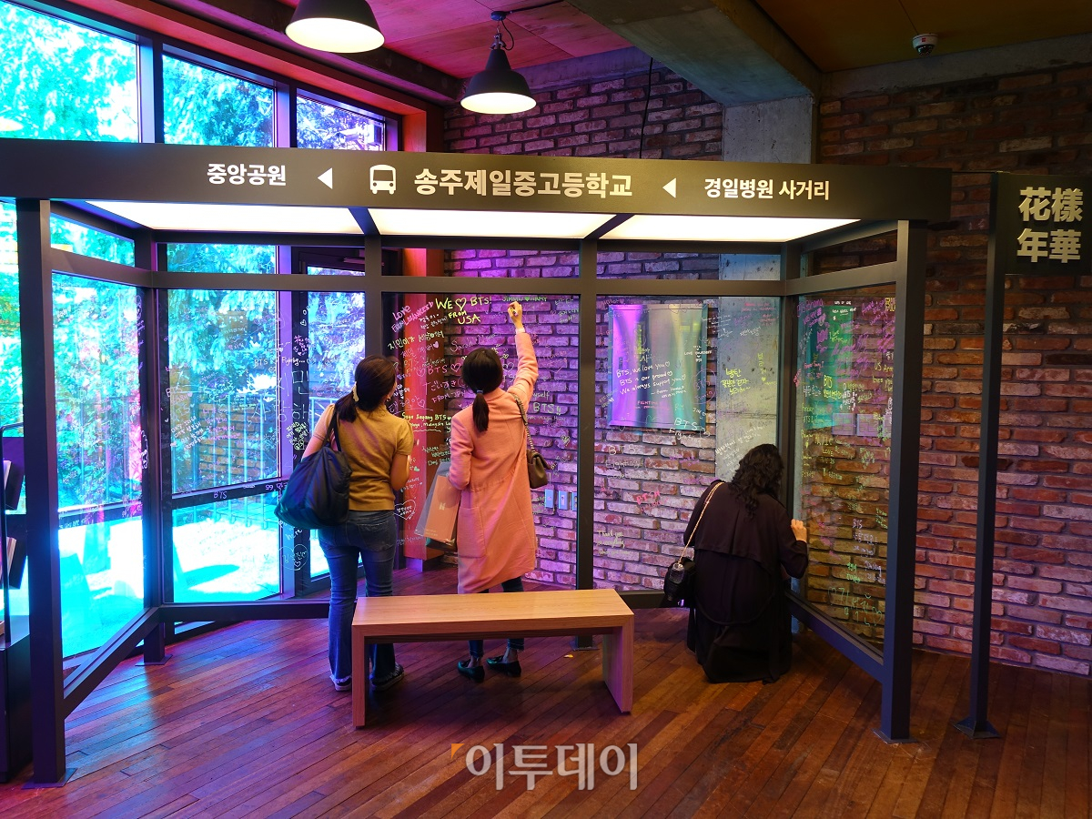 ▲2층 체험형 쇼룸에는 방탄소년단 뮤직비디오의 한 장면을 직접 느낄 수 있는 인테리어가 팬들을 반긴다. (이재영 기자 ljy0403@)