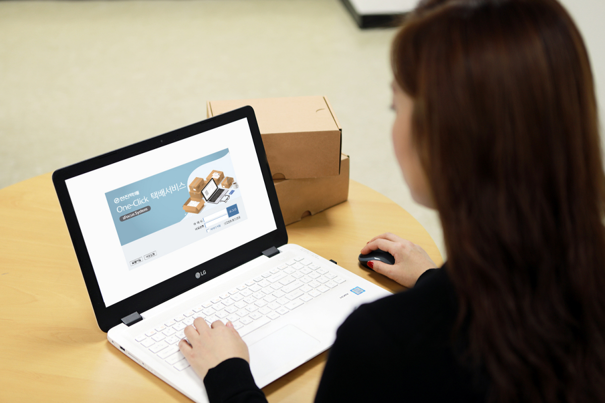 ▲한진 One-Click 택배 서비스를 이용하는 모습.  (사진제공=한진)