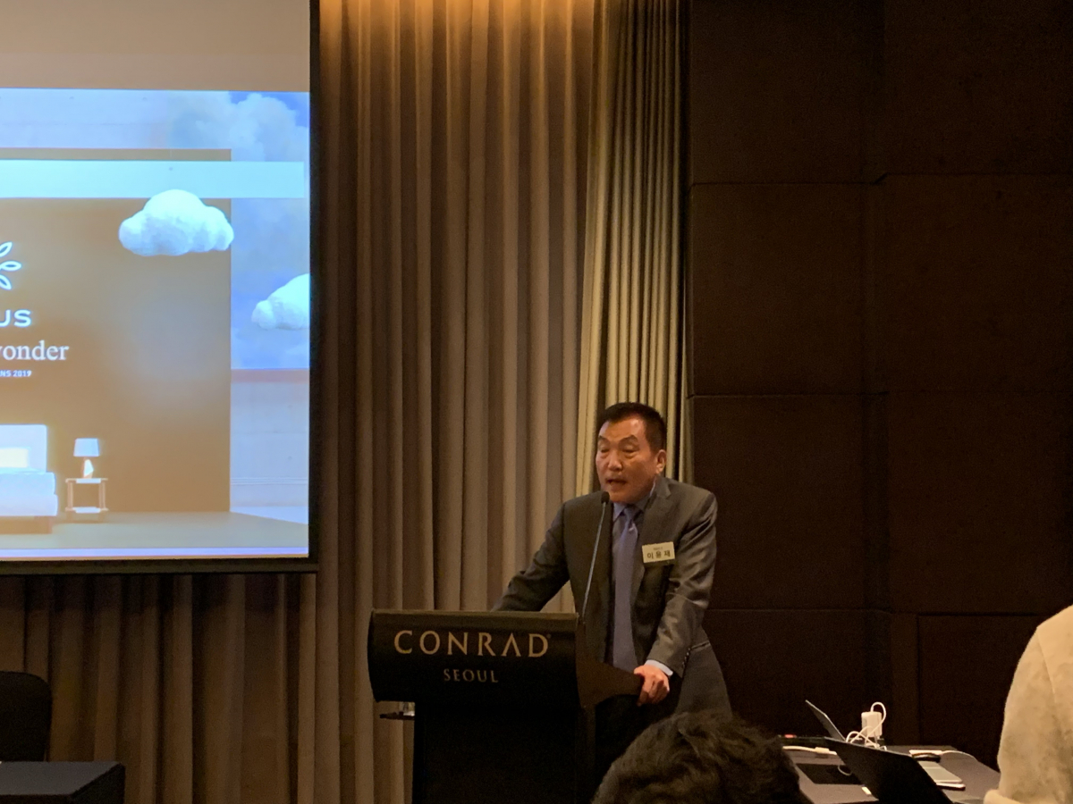 ▲이윤재 지누스 회장이 14일 서울 영등포구 여의도에서 기자간담회를 열고 상장 계획을 설명하고 있다. (사진제공=지누스)