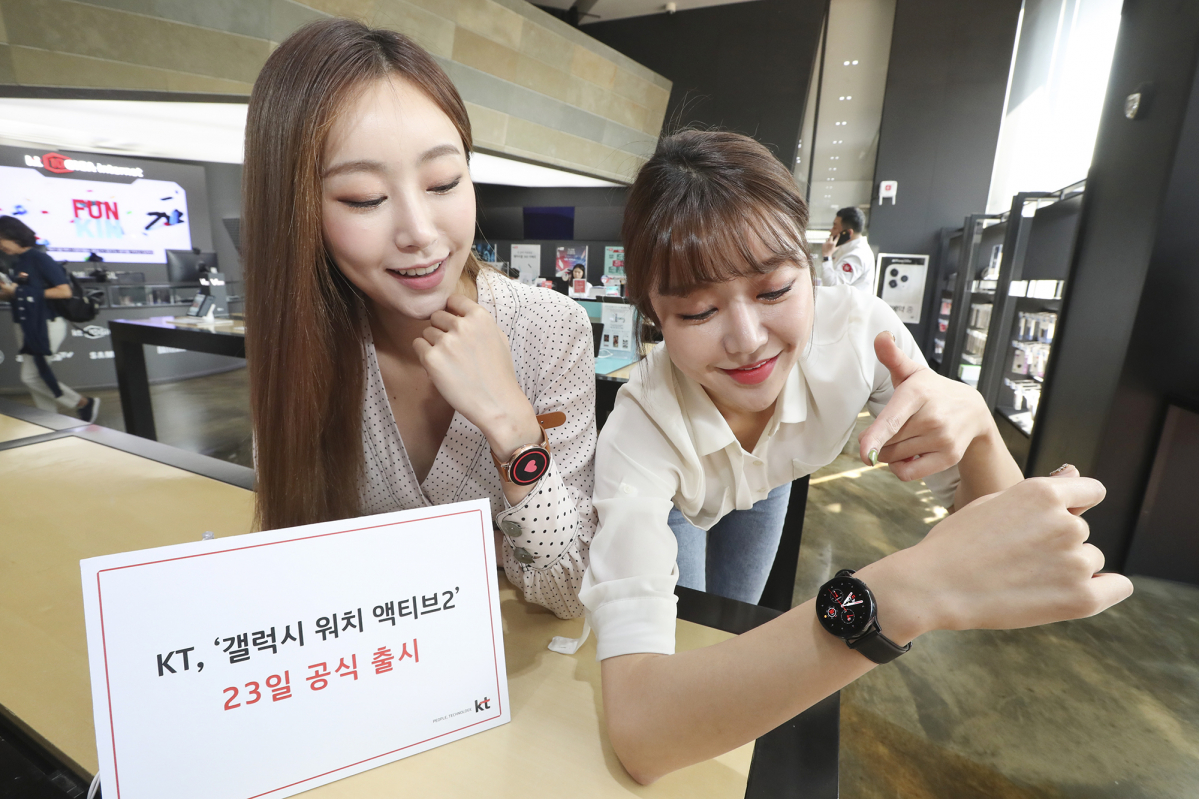 ▲모델이 삼성전자 '갤럭시 워치 액티브2 LTE'를 소개하고 있다. (사진제공=KT)