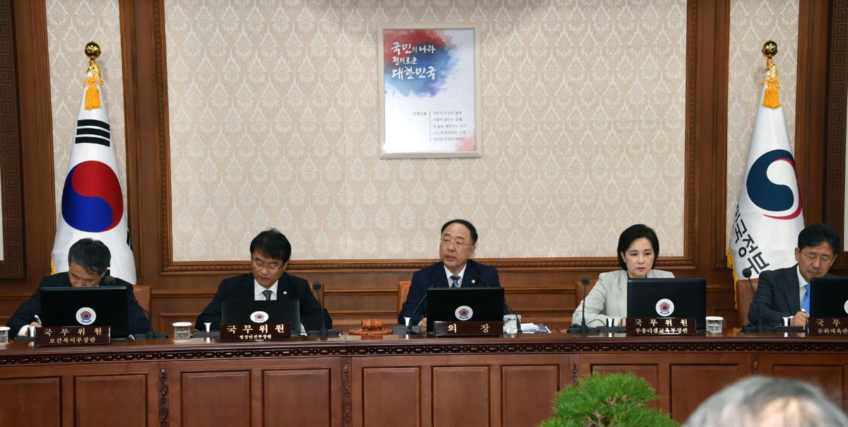 ▲홍남기 경제부총리 겸 기획재정부 장관이 22일 정부서울청사에서 국무회의를 주재하고 있다. (사진제공=기획재정부)