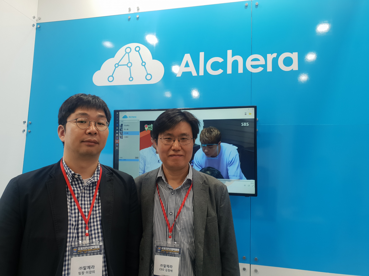 ▲김정배 알체라 대표(오른쪽)와 알체라의 이강의 팀장(왼쪽) (제공=알체라)