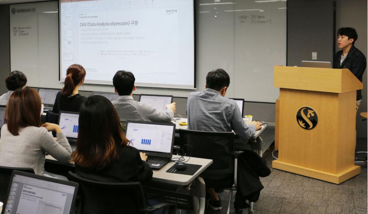 ▲오렌지라이프 임직원들이 데이터분석 교육을 받고 있다. (사진제공=오렌지라이프)