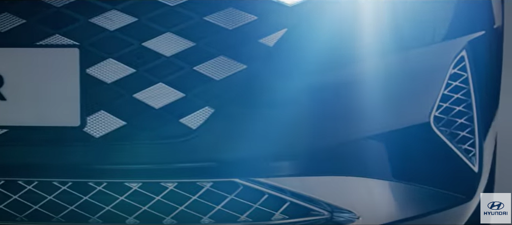 ▲LED 주간주행등은 마름모 조각들로 구성된 그릴과 일체형으로 제작됐다.  (출처=현대차 유튜브)