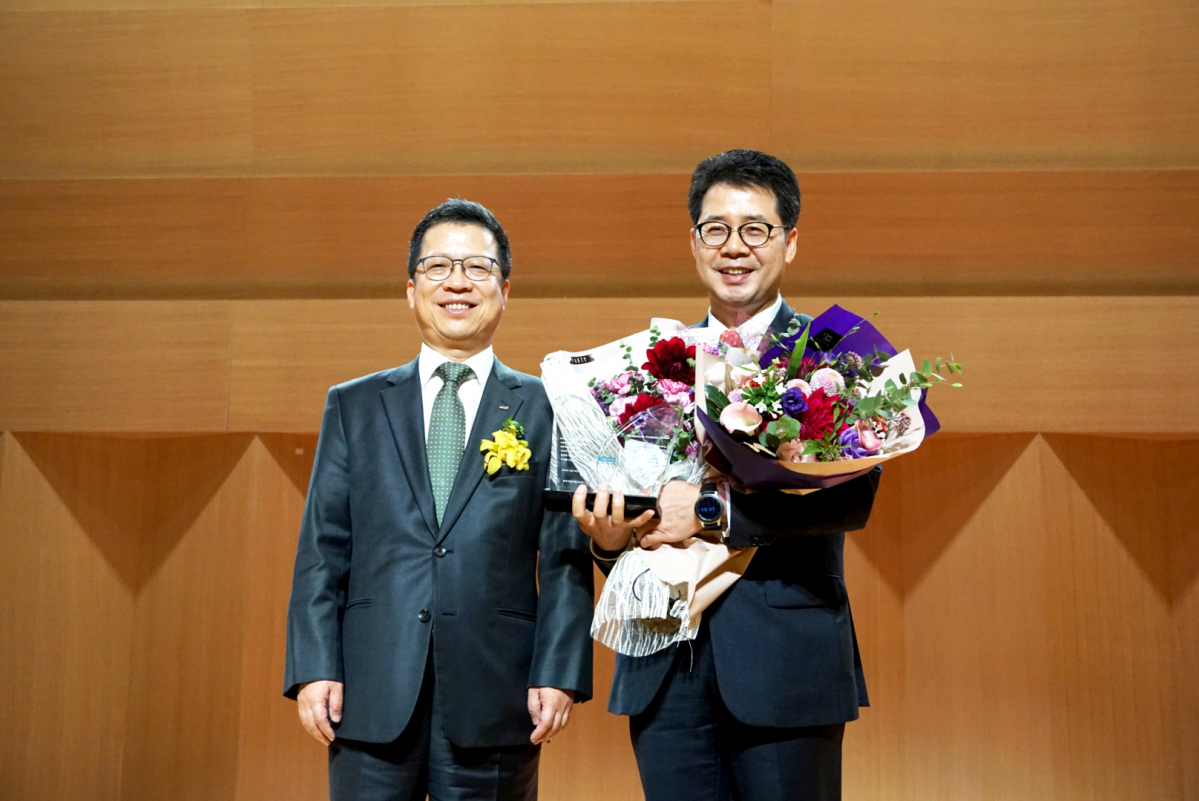 ▲박상규(오른쪽) SK네트웍스 사장이 22일 한국기업지배구조원 주최로 교직원 공제회관에서 열린 ‘2019년 KCGS 우수기업 시상식’에서 ESG 평가 최우수기업 표창을 받은 뒤 기념촬영을 하고 있다. (사진제공=SK네트웍스)