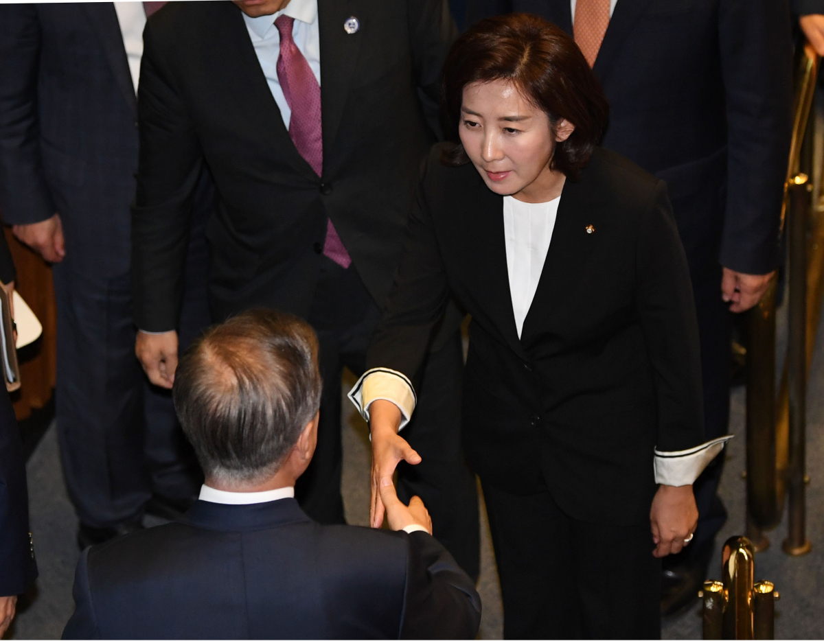 ▲문재인 대통령이 22일 오전 2020년도 예산안에 대한 시정연설을 마치고 나오며 자유한국당 나경원 원내대표와 인사하고 있다. (연합뉴스)