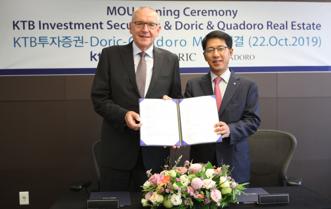 ▲22일 서울 여의도 KTB빌딩에서 Bernd Reber Doric 대표이사가 Doric과 Quadoro를 대표해 최석종 KTB투자증권 사장과 실물자산 대체투자 사업 확대를 위한 업무 협약을 체결하고 기념사진을 촬영하고 있다.  (사진제공=KTB투자증권)