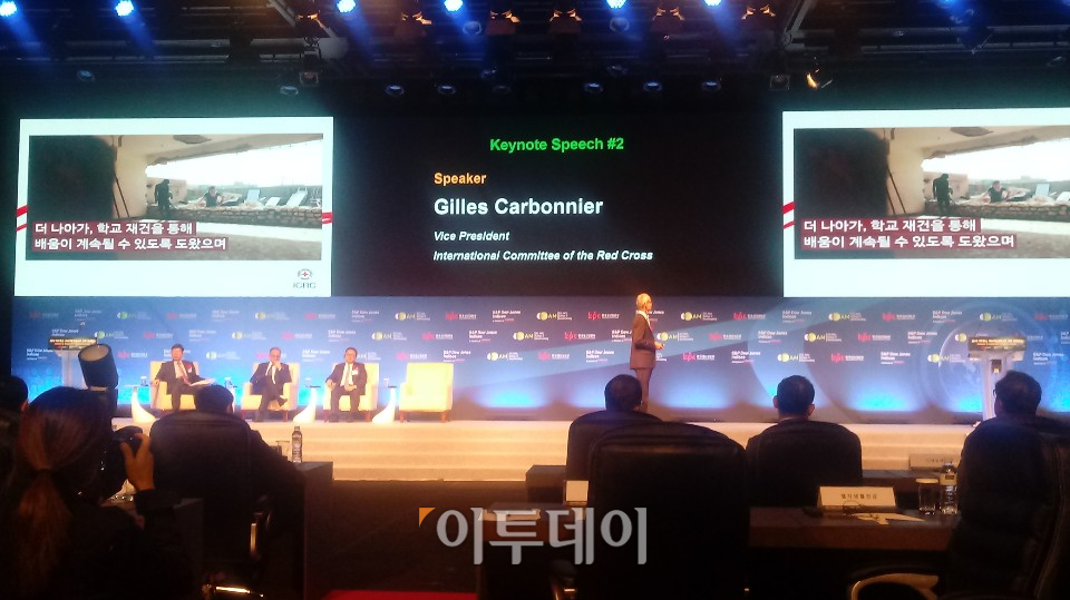 ▲국제적십자위원회 질 카보니에르 부총재가 서울 신라호텔에서 열린 ‘2019 DJSI(다우존스 지속가능경영지수) 국제 콘퍼런스’에서 발표하고 있다. (한영대 기자 yeongdai@)