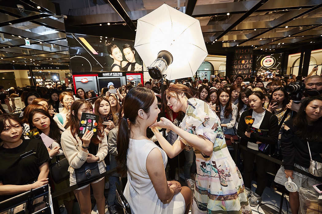 ▲시코르_메이크업쇼_강남점 (사진제공=신세계)