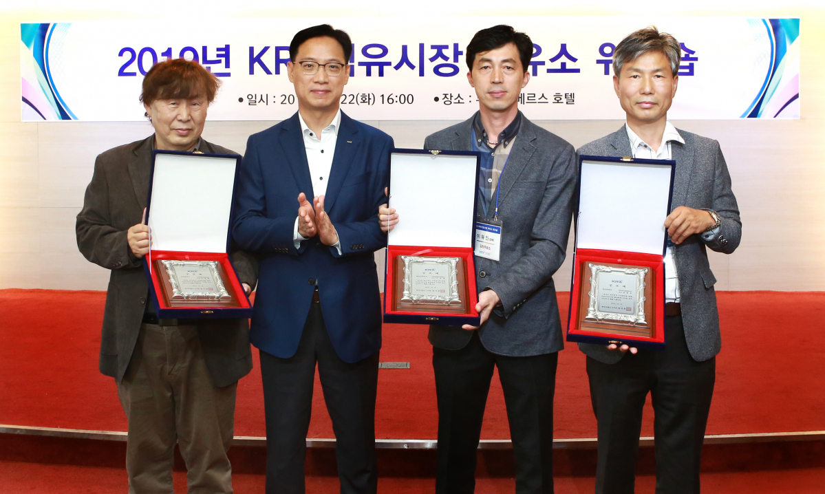 ▲23일 한국거래소 파생상품시장본부 윤기준 상무(왼쪽에서 두번째)와 우수주유소 시상자들이 함께 기념촬영을 하고 있다. (사진제공=한국거래소)