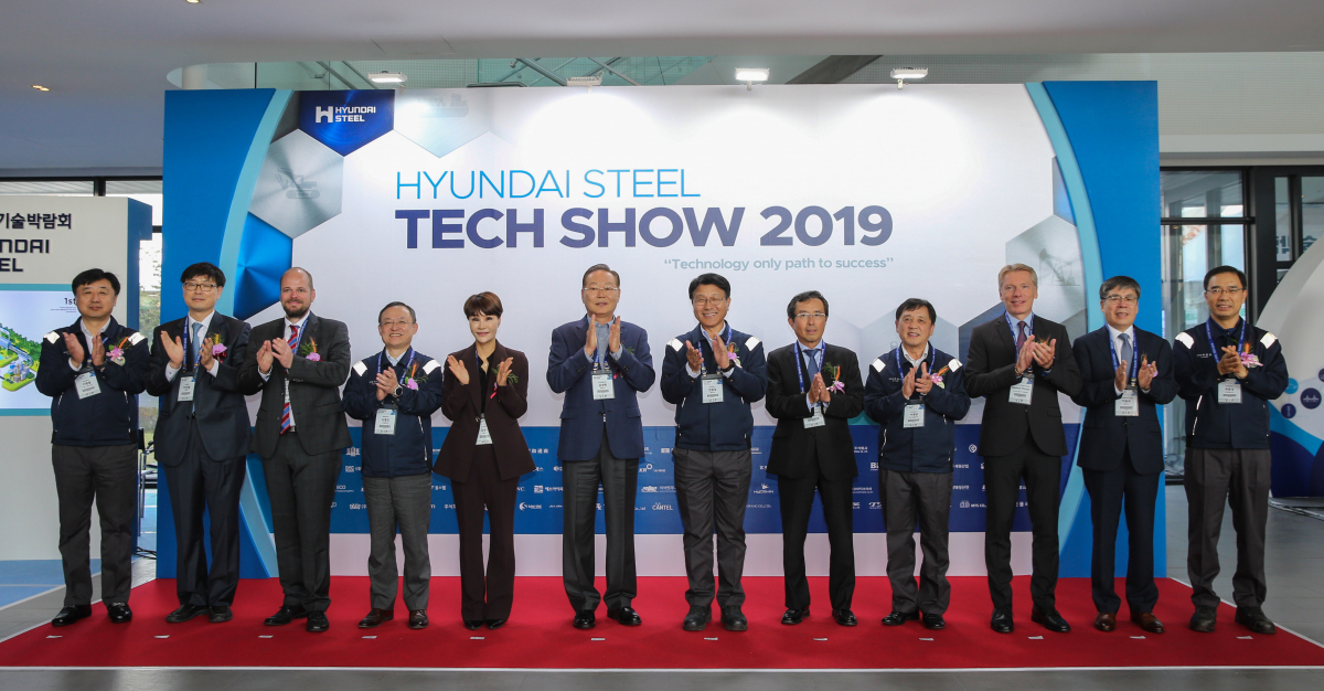 ▲22일 현대제철 당진제철소에서 열린 ‘2019 현대제철 기술박람회’ 개막식에서참석자들이 오픈세러머니 후 기념촬영을 하고 있다.  (사진제공=현대제철)