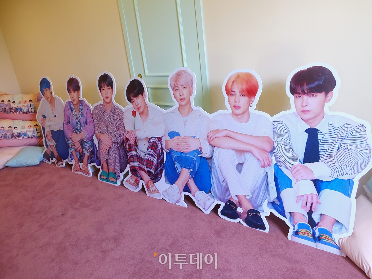 ▲BTS 팝업스토어 'HOUSE OF BTS' 3층은 다락방 콘셉트로 꾸며졌다. 이곳에서는 방탄소년단 멤버들이 나란히 앉아 있는 사진을 배경으로 팬들이 함께 사진을 찍을 수 있도록 꾸며져 있다. (이재영 기자 ljy0403@)