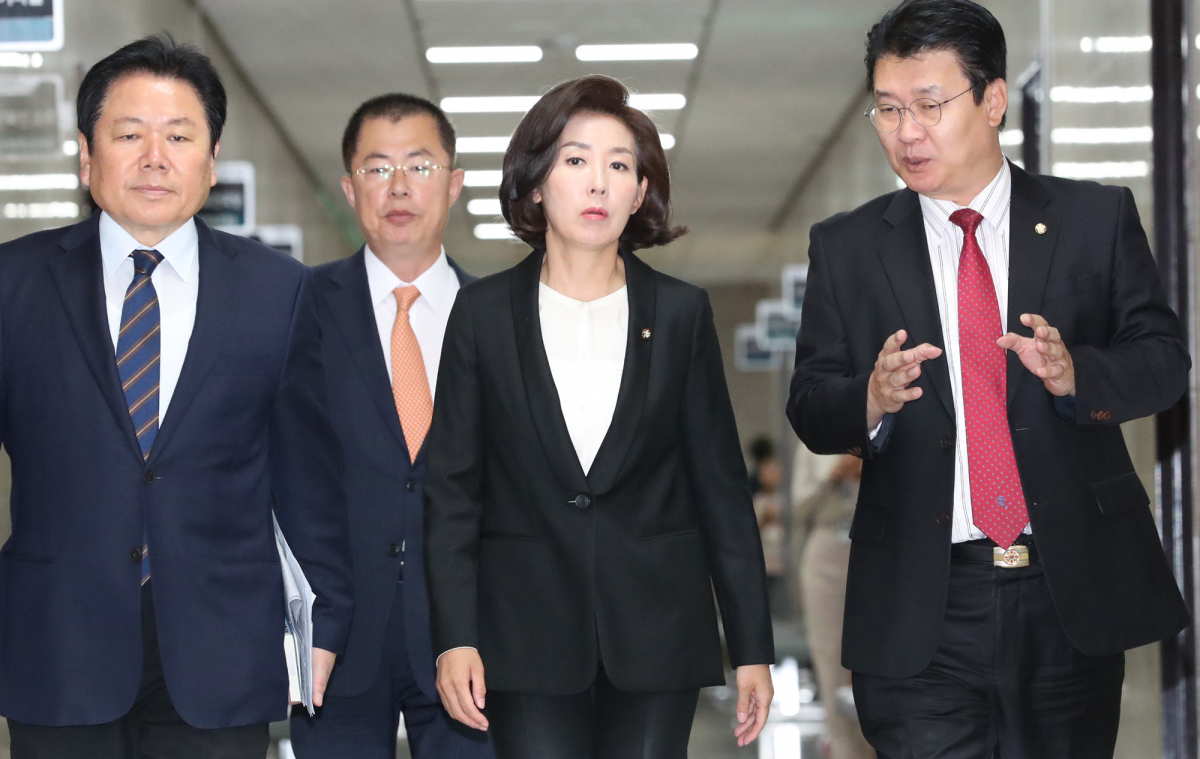 ▲원내대표-중진의원 회의 들어서는 나경원 원내대표. (연합뉴스)