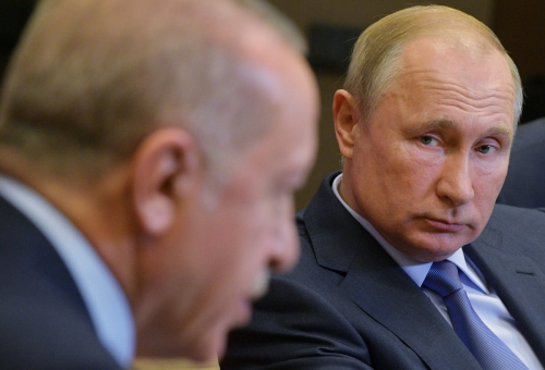 ▲블라디미르 푸틴 러시아 대통령이 22일(현지시간) 러시아 소치에서 열린 레제프 타이이프 에르도안 터키 대통령과의 정상회담에서 에르도안을 바라보고 있다. 소치/신화연합뉴스 
