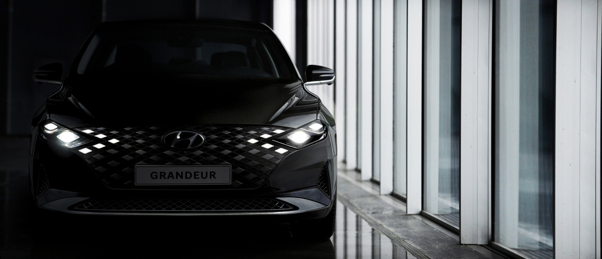 ▲새 모델은 헤드램프가 앞 그릴을 깊게 파고든 점이 특징이다. (사진제공=현대차)