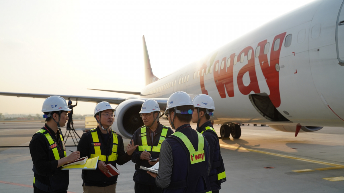▲티웨이항공 직원들이 안전진단을 실시하는 모습.  (사진제공=티웨이항공)