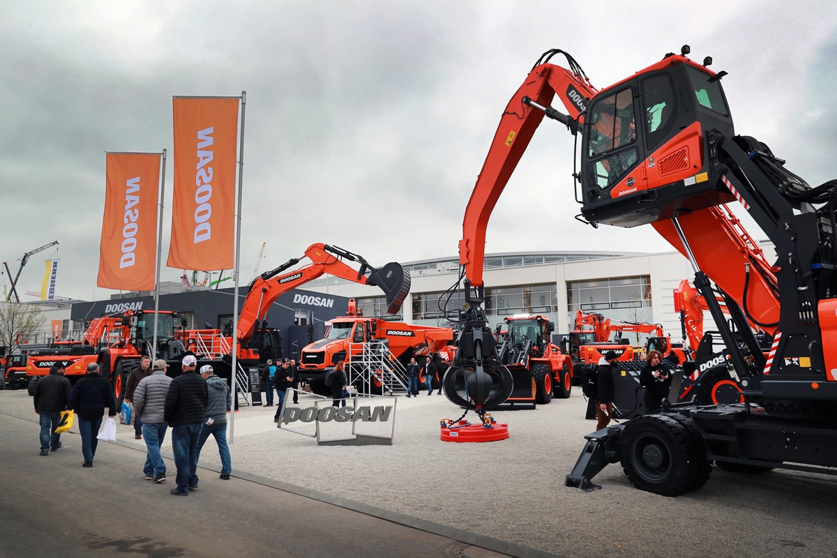 ▲두산인프라코어가 4월 독일 뮌헨에서 열린 세계 최대 건설기계 전시회 ‘바우마 2019’에서 최신 제품과 첨단 솔루션들을 선보였다.  (사진제공=두산인프라코어)