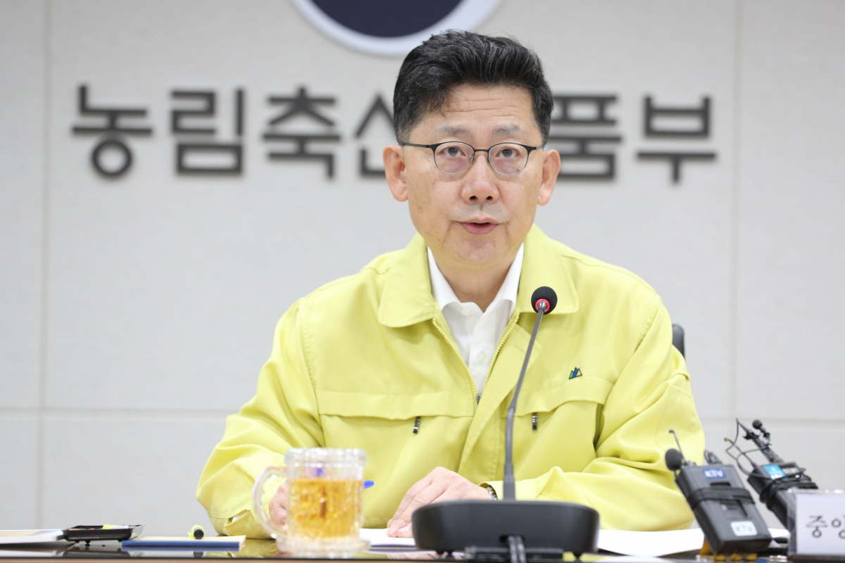 ▲김현수 농림축산식품부 장관이 24일 정부세종청사에서 아프리카돼지열병 방역상황 점검회의를 주재하고 있다. (사진제공=농림축산식품부)