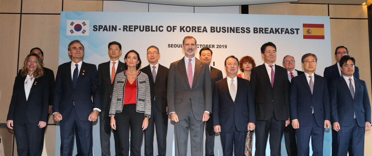 ▲(앞줄 왼쪽부터) 시아나 멘데즈(Xiana Méndez) 스페인 통상 차관, 후안 이그나시오 모로(Juan Ignacio Morro) 스페인 대사, 레예스 마로토(Reyes Maroto) 스페인 산업통상관광부 장관,  펠리페 6세(Felipe Ⅵ) 스페인 국왕, 박용만 대한상의 회장,  조원태 한진그룹 회장, 윤부근 삼성전자 부회장, 공영운 현대차 사장이 24일 포시즌스호텔에서 열린 '스페인 국왕 초청 조찬간담회'에서 기념사진을 찍고 있다. (사진제공=대한상의)