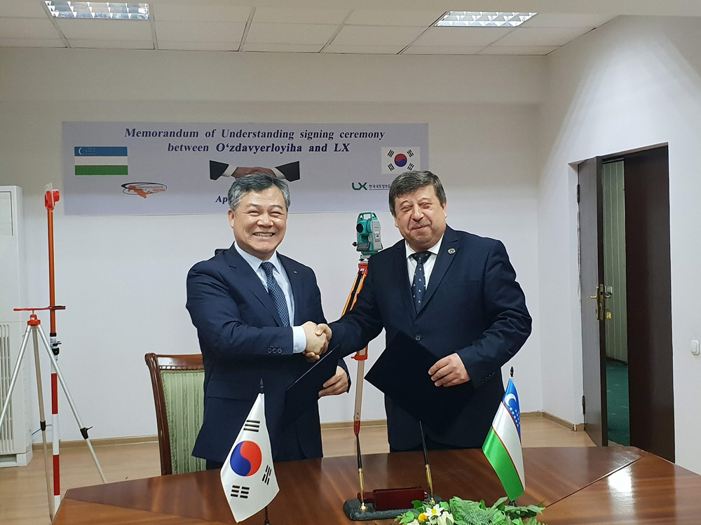 ▲최창학(왼쪽) LX 사장과 압둘라에프 하미도비츠 우즈벡 토지자원관리위원회 위원장이 ‘우즈베키스탄 부동산등록시스템 구축사업’ 업무협약 체결 후 기념촬영을 하고 있다. (사진 제공=한국국토정보공사)
