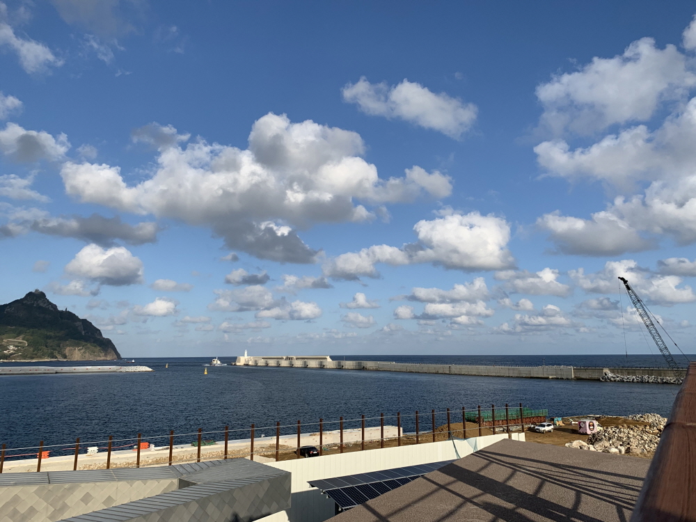 ▲23일 울릉도 사동항 신항 개발 현장 모습. 저 멀리 보이는 하얀 등대 오른쪽으로 공항 활주로가 건설될 예정이다. (곽도흔기자@sogood)