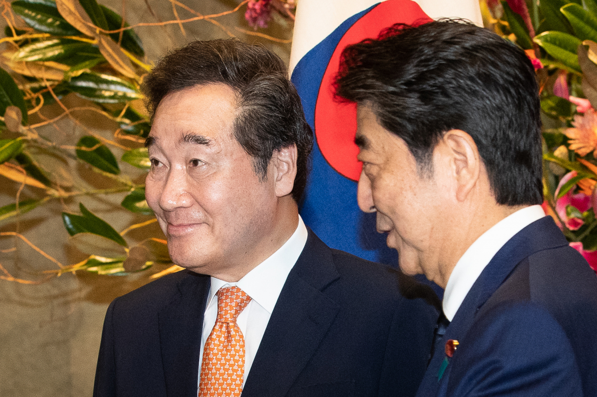 ▲이낙연 국무총리가 24일 오전 일본 도쿄(東京) 총리관저에서 아베 신조(安倍晋三) 총리와 함께 면담장으로 이동하고 있다. (사진제공=연합뉴스)