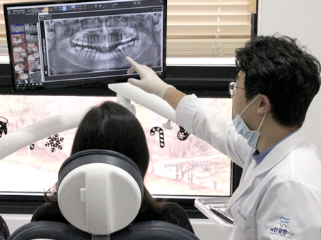 ▲사진=김택성 천안 더건강한치과 원장 진료모습